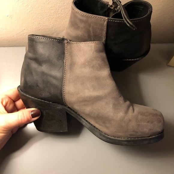 Aldo zip two tone shoe bootie. Size 5. Colours black and grey. - Picture 2 of 6